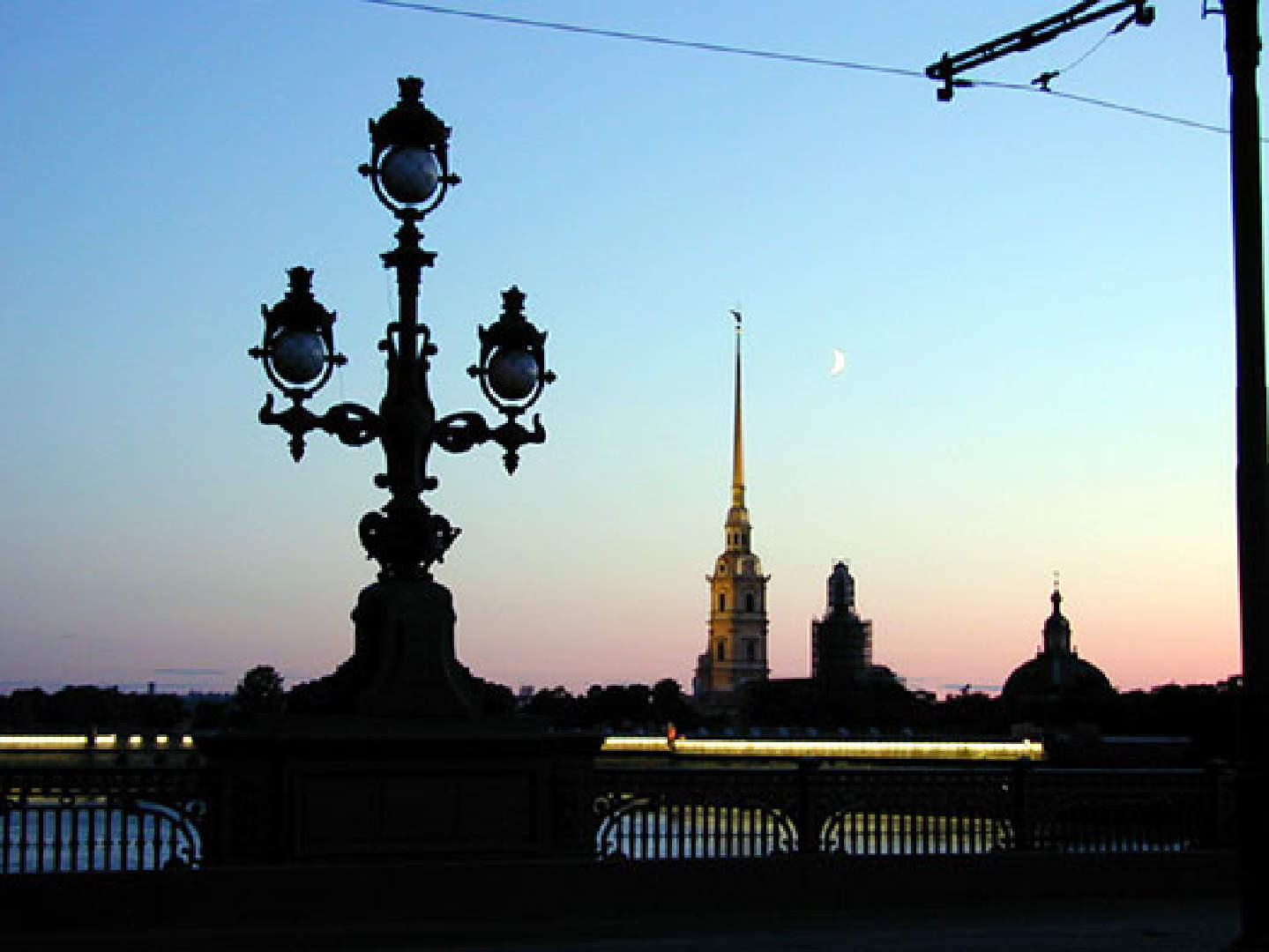 Язык санкт петербурга. Силуэт Петербурга. Силуэты фонарей Петербурга. Фонари на мосту Дворцовой. Силуэт на фоне Питера.