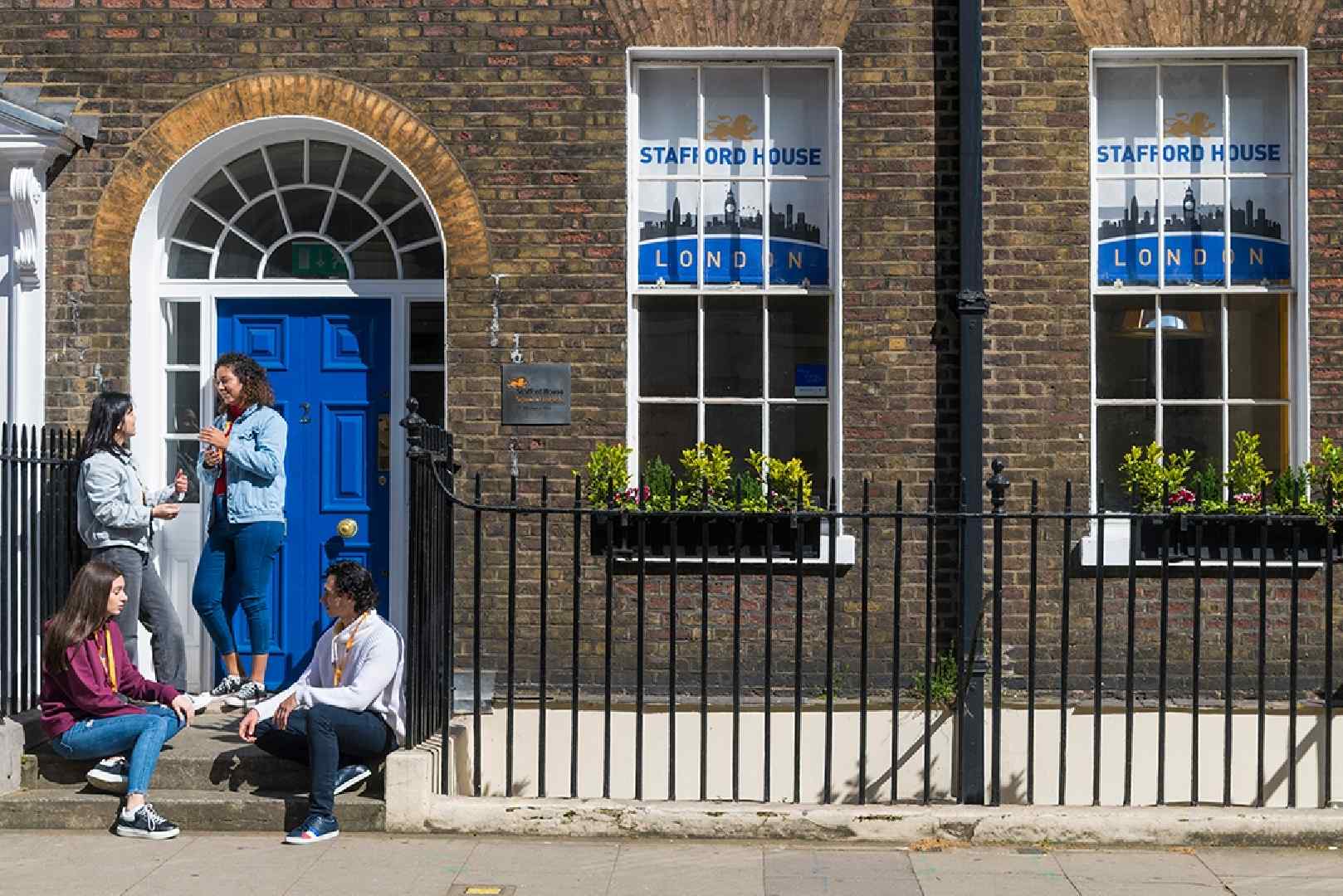 Fachada da escola Stafford House